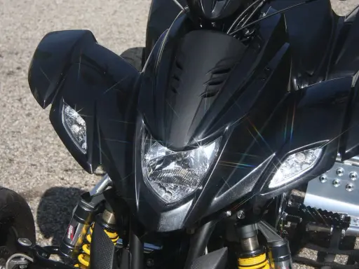 Detalle frontal de un quad negro brillante. Para conducir un quad de 500cc, se necesita el carnet B.