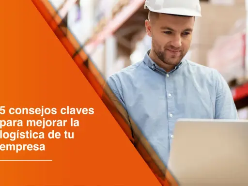 Operador de transporte con casco blanco revisa datos en laptop en almacén. Texto: "5 consejos claves para mejorar la logística de tu empresa".