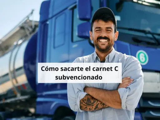 Hombre sonriente con tatuajes, frente a un camión cisterna azul. Aprende cómo obtener tu carnet de camión gratis para desempleados.