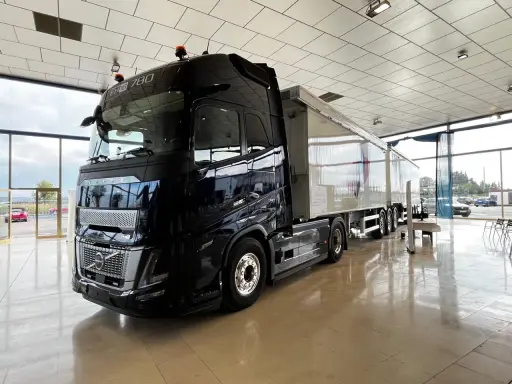 Camión euromodular Volvo FH 780 negro brillante, listo para la carretera.