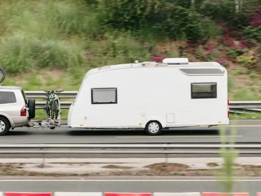 Vehículo todoterreno con remolque caravana y bicicletas, listo para viajar con el permiso de circulación b.