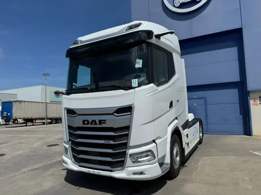 Camión DAF XF 530 blanco, moderno y listo para la carretera. Su diseño aerodinámico promete un bajo consumo.