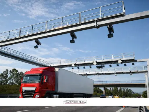 Camión rojo pasa por pórtico de peaje electrónico, similar a los de euroviñeta en Luxemburgo y Holanda.