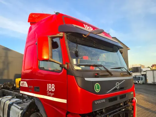 Cabina roja de un Volvo Globetrotter, lista para recorrer el mundo.
