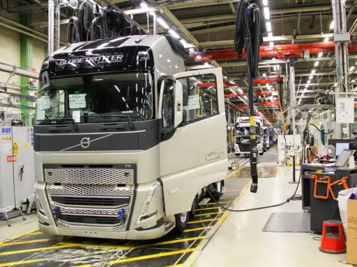 Camión Volvo FH en línea de montaje. El Volvo Group fabrica estos vehículos.