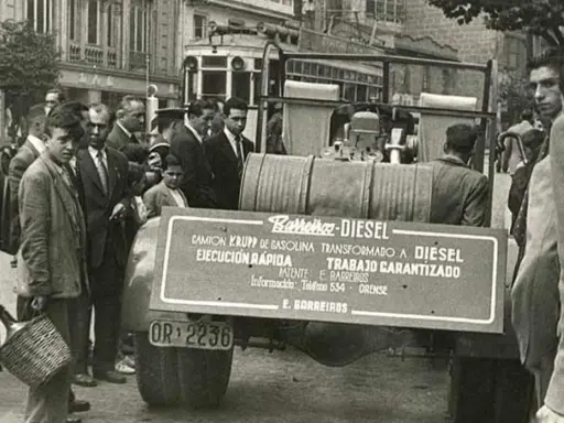 Un camión Barreiros-Diesel, transformado de gasolina, exhibido en la calle. Un grupo de hombres observa la innovación.