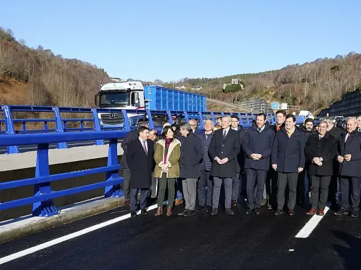 Grupo de personas en el viaducto A6, con un camión al fondo.