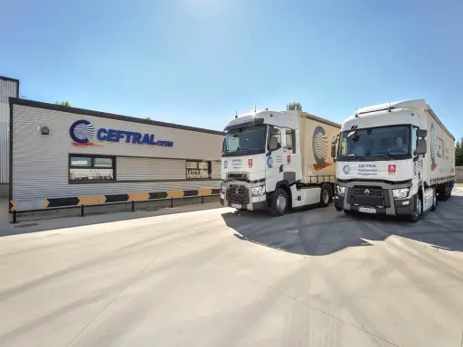 Dos camiones de CEFTRAL, listos para el curso de tráfico de mercancías por carretera.