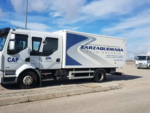 Camiones de autoescuela Zarzaquemada. Consulta el permiso C1 precio y otros cursos.