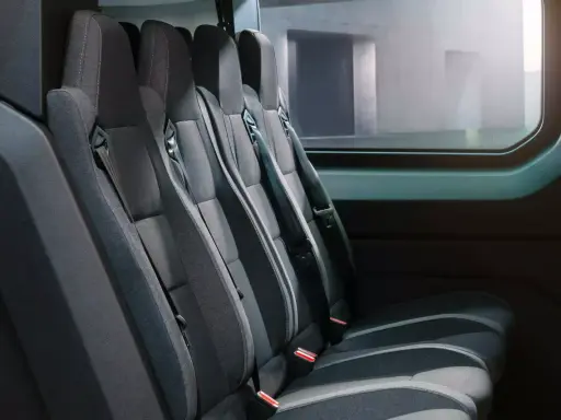 Asientos traseros del renault master interior, con cinturones de seguridad y ventana lateral.