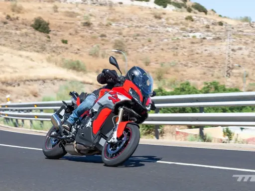 Motociclista en moto deportiva roja y gris en carretera. ¿Cuánto se tarda en sacar el carnet de moto?