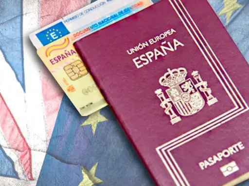 Pasaporte español y carnet de conducir básico sobre banderas de Reino Unido y Unión Europea.