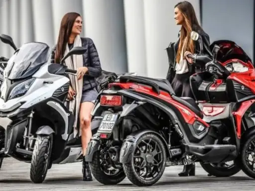 Dos mujeres junto a dos triciclos. ¿Qué quad puedo llevar con el carnet B? Estos modelos son una opción.