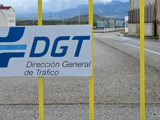 Cartel de la DGT, Dirección General de Tráfico, con el logo azul. Quizás aquí se preparen los códigos examen DGT.