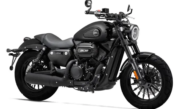 Motocicleta negra estilo cruiser, ideal para tu carnet moto 500cc. Diseño moderno y potente.