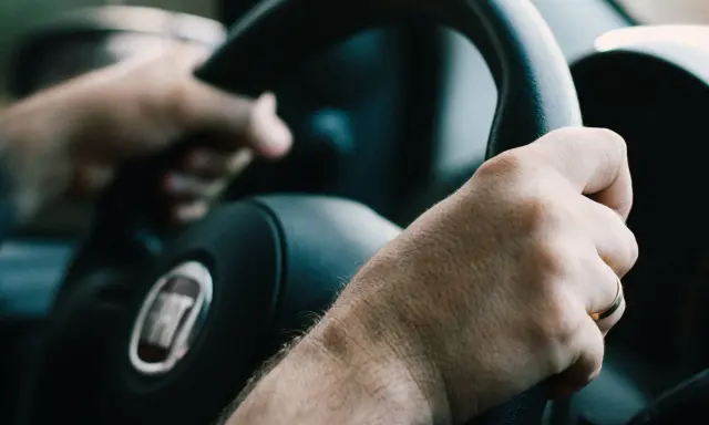 Manos al volante, sintiendo la libertad que da el carnet de que puedo conducir.