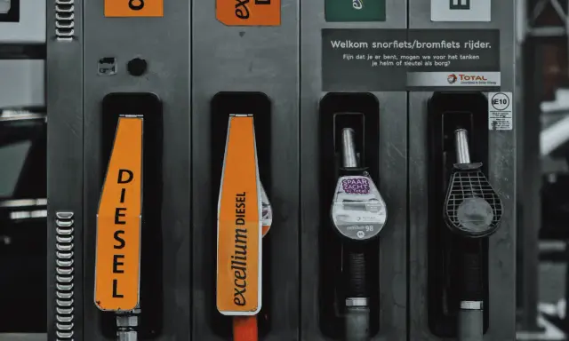 Dispensadores de combustible con etiquetas "DIESEL" y "excellium DIESEL". El precio del transporte por kg varía según el tipo de combustible.