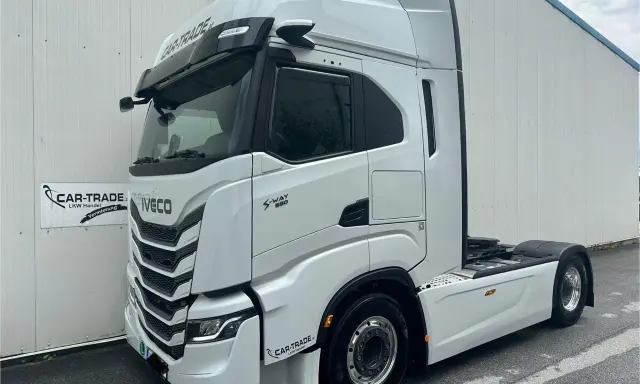 Camión blanco Iveco S-Way 580, listo para la carretera.
