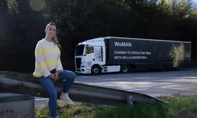 Mujer junto a un camión con el lema "WoMAN". ¿Esta permitido conducir un camión con el permiso B?