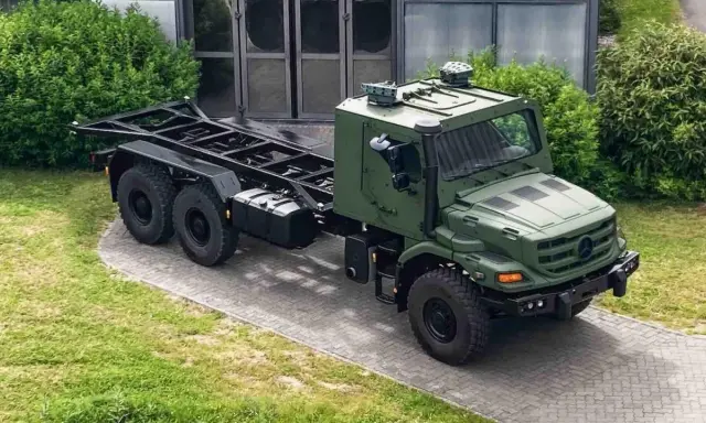 Camión Mercedes Zetros sin carrocería, listo para ser equipado. Su robusto interior y chasis prometen gran capacidad todoterreno.