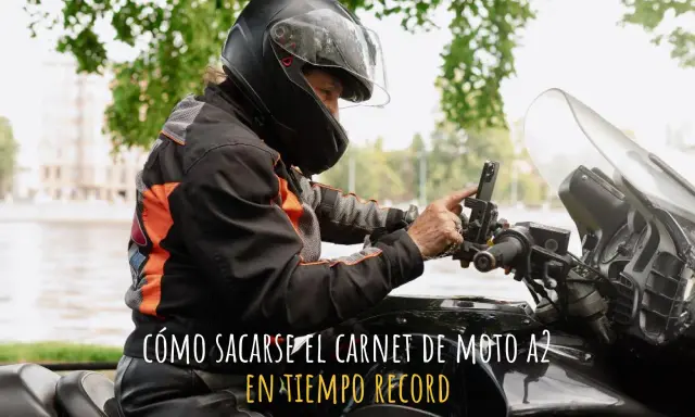 Persona con casco y chaqueta de moto ajustando su móvil en el manillar. ¿Cuánto se tarda en sacar el carnet de moto A2?