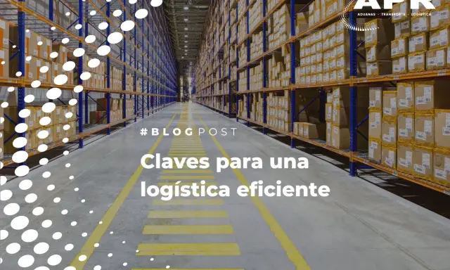 Pasillos de un almacén con estanterías llenas de cajas. La **carretera A23** es clave para una logística eficiente.