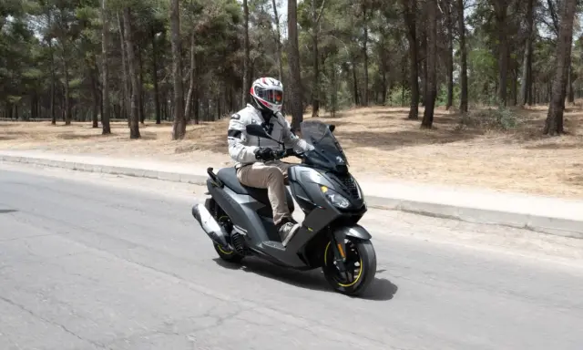 Hombre conduce moto Peugeot, ideal para conducir moto sin carnet A2.