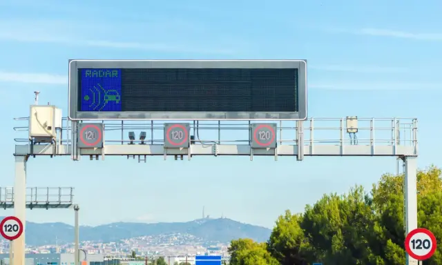 Panel electrónico indica radar y límite de 120 km/h. ¡Cuidado con la multa por línea continua!