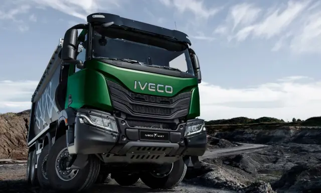 Camión Iveco T-Way verde, listo para la acción en terreno accidentado.