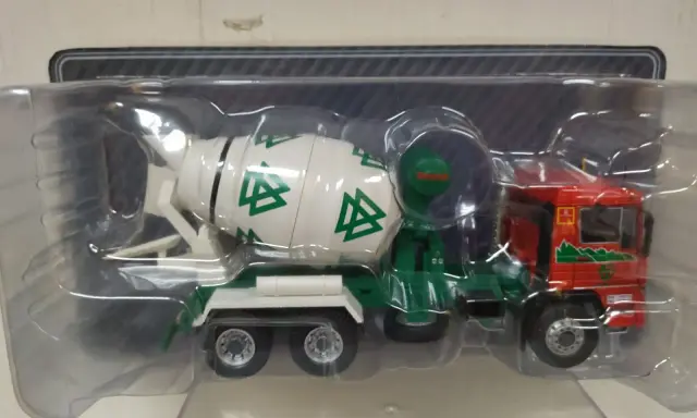 Camión hormigonera Pegaso Trakker en miniatura, con tambor blanco y verde, cabina roja y detalles verdes.