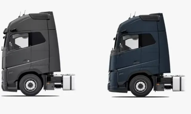 Dos camiones Volvo, uno gris y otro azul oscuro, listos para la carretera. Elige el camión Volvo más potente para tus necesidades.