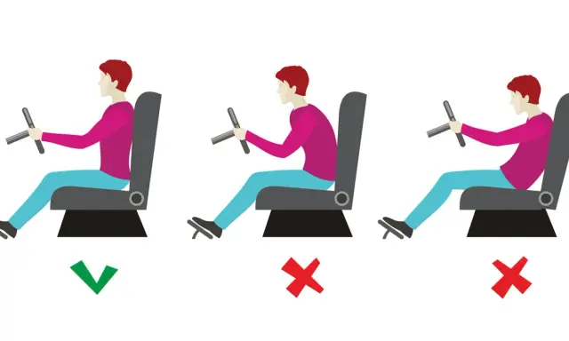 La postura correcta para conducir es sentarse erguido, con la espalda apoyada y los brazos ligeramente flexionados.