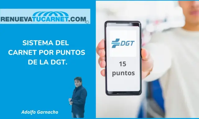 Hombre muestra móvil con 15 puntos DGT. Ideal para la recuperación puntos carnet online y gestionar tu permiso.