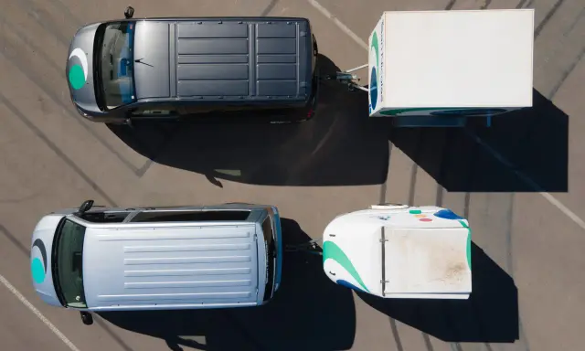 Dos furgonetas, una gris y otra plateada, tiran de remolques. Necesitarás un carnet para llevar caravana de más de 750 kg.