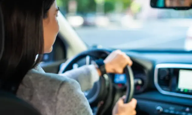Mujer conduciendo, lista para obtener su carnet C subvencionado Comunidad Valenciana.