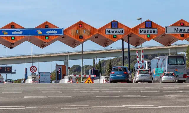 Peajes manuales en carretera. Los coches esperan para pagar.