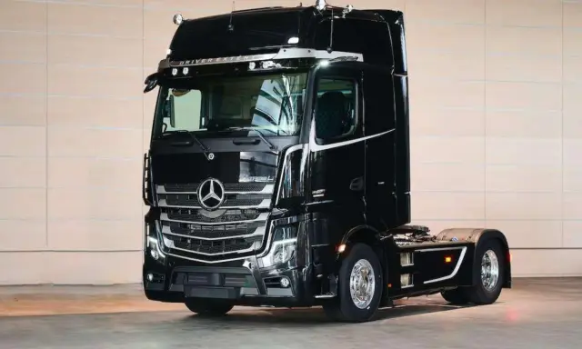 Camión Mercedes-Benz Actros L negro brillante, listo para la carretera.