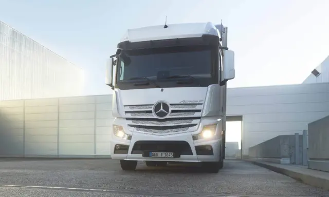 Camión Mercedes-Benz Actros F blanco, listo para la carretera, con su distintivo logo de estrella.