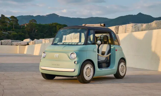 Fiat Topolino, uno de esos coches que no necesitan carnet de conducir, ideal para paseos veraniegos.