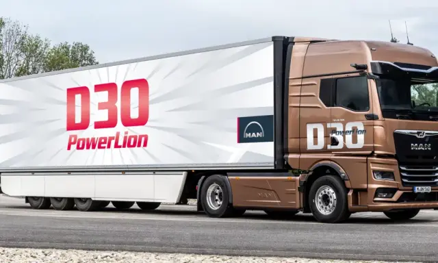 Camión MAN D30 PowerLion marrón, listo para la carretera.