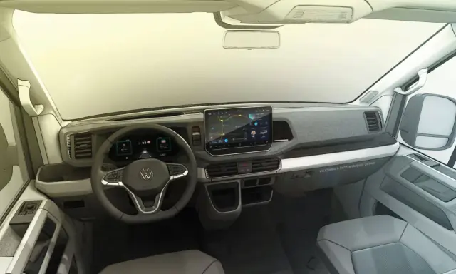 Interior de la Volkswagen Crafter, con pantalla táctil central, volante multifunción y diseño moderno.