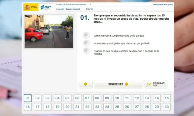 Pantalla de examen de la DGT con una pregunta sobre maniobras marcha atrás. Las preguntas más frecuentes DGT se resuelven así.