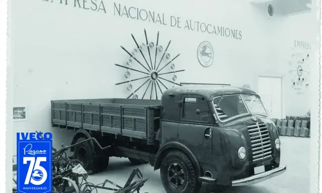 Camión Pegaso de la Empresa Nacional de Autocamiones, con el logo de IVECO y la celebración del 75 aniversario.