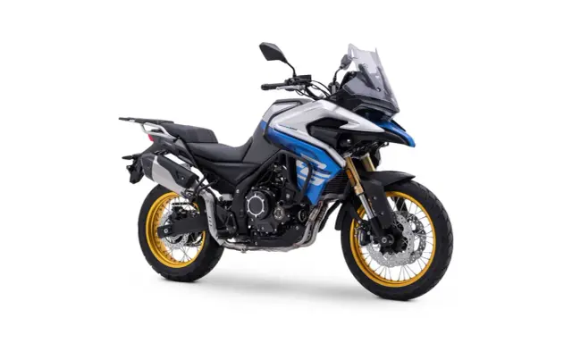 Moto de aventura azul y plateada, ideal como moto para principiantes. Perfecta para explorar caminos nuevos.