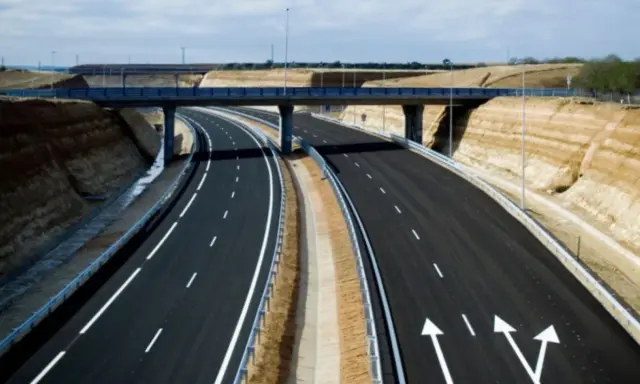 Autopista ap41 gratis, con un puente y cortes en la tierra.