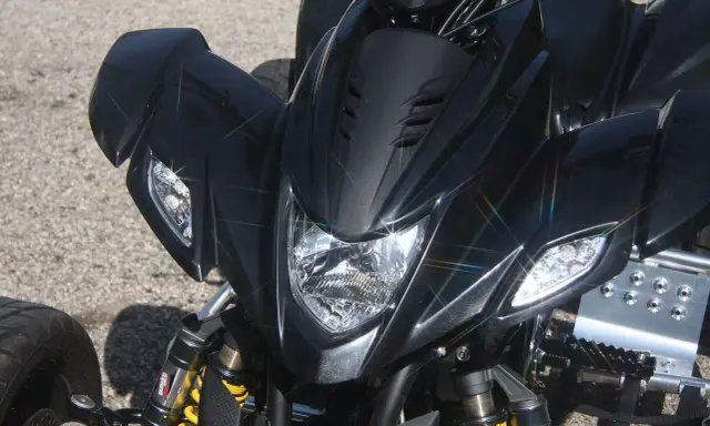 Detalle frontal de un quad negro brillante. Para conducir un quad de 500cc, se necesita el carnet B.