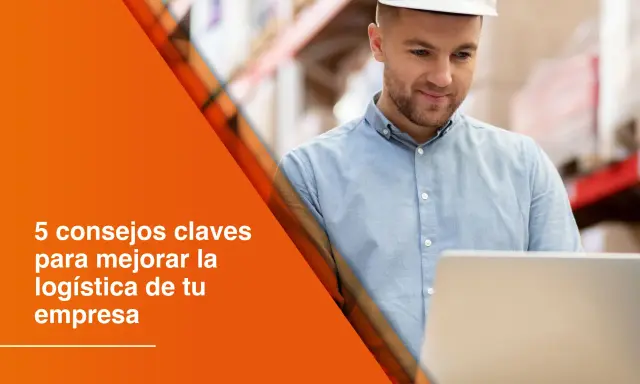 Operador de transporte con casco blanco revisa datos en laptop en almacén. Texto: "5 consejos claves para mejorar la logística de tu empresa".