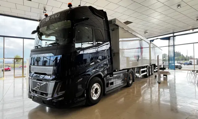 Camión euromodular Volvo FH 780 negro brillante, listo para la carretera.