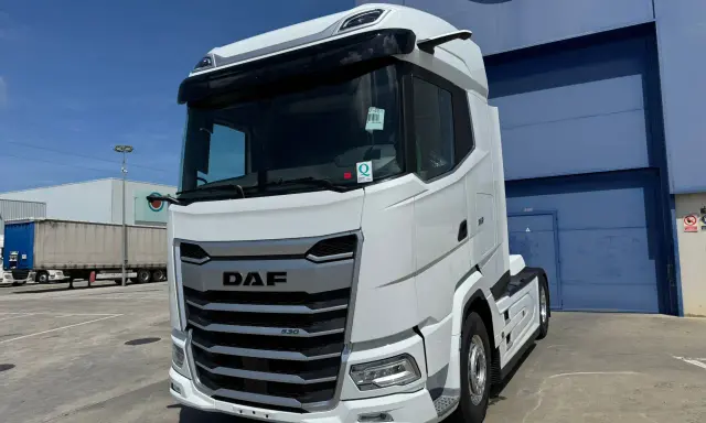 Camión DAF XF 530 blanco, moderno y listo para la carretera. Su diseño aerodinámico promete un bajo consumo.