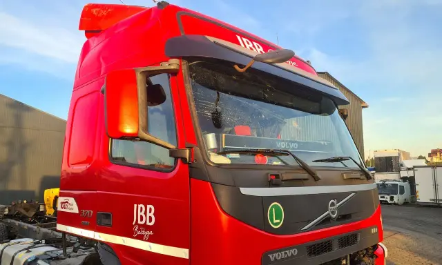 Cabina roja de un Volvo Globetrotter, lista para recorrer el mundo.